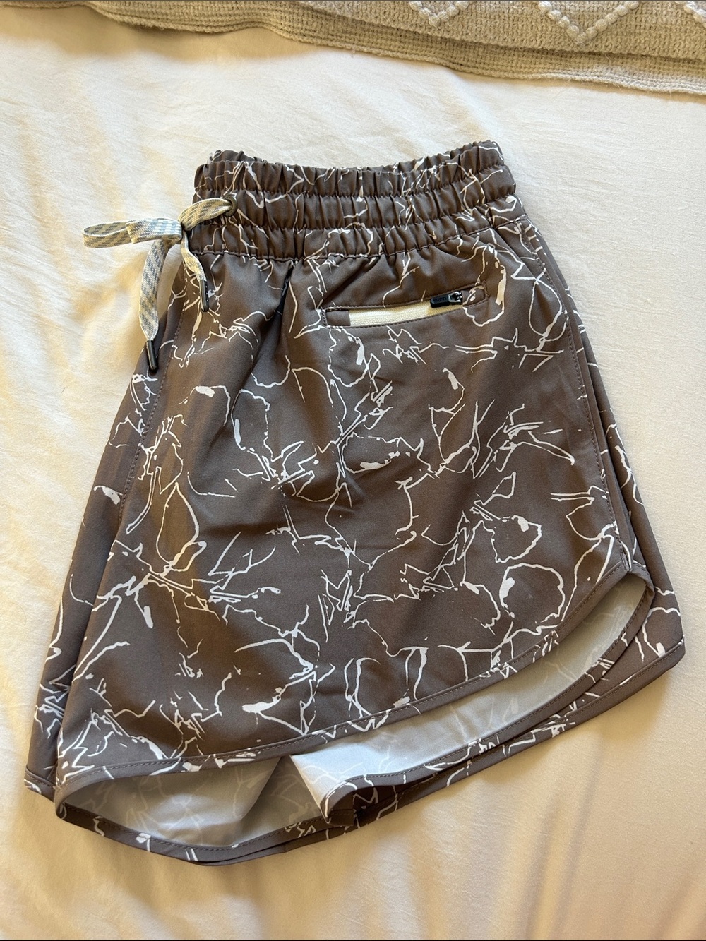 Vuori Shorts. Size medium. 4.5” inseam. Liner. Like new - Picture 5 of 5